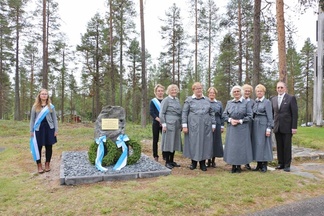 Lottaperinnekuoro esiintymässä lottakivellä