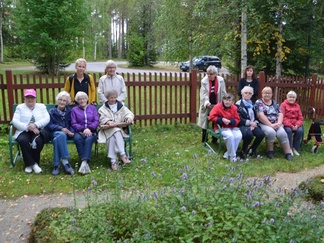 Lottien HeFy-kurssi Hotelli-Kajaanissa syyskuussa 2018. Elias Lönnrotin perustamalla yrttimaalla.