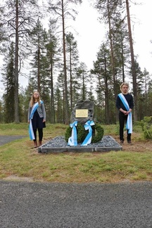 Lottakivi ja kunniavartio