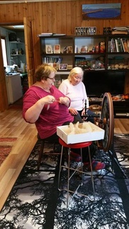 Lotta Marjatta Huusko opettaa pj. Aila Alasalmea kehruun saloihin